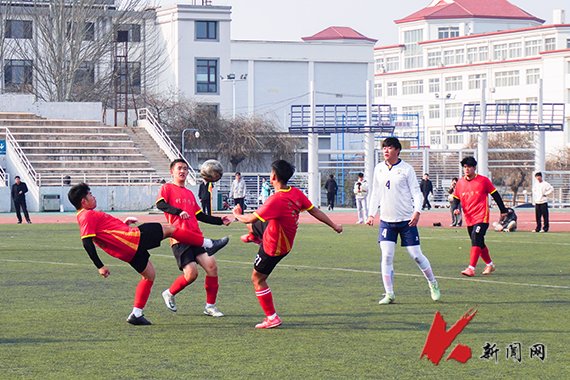 用拼搏与坚守为这场绿茵盛宴画上圆满句