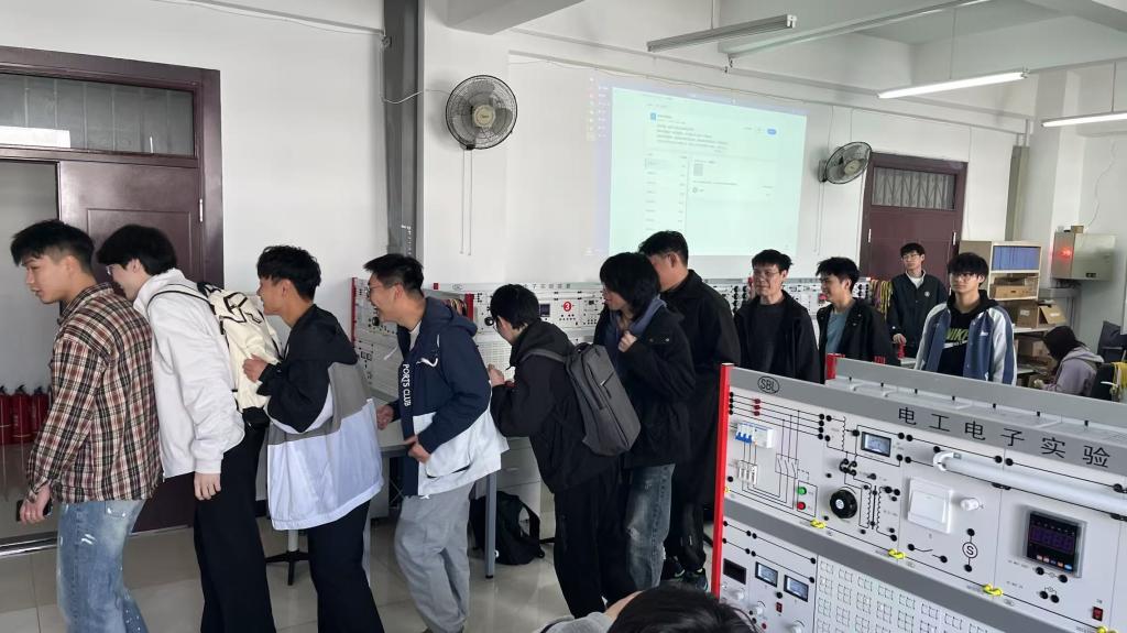 本次演练模拟了在发生火灾时实验室人员
