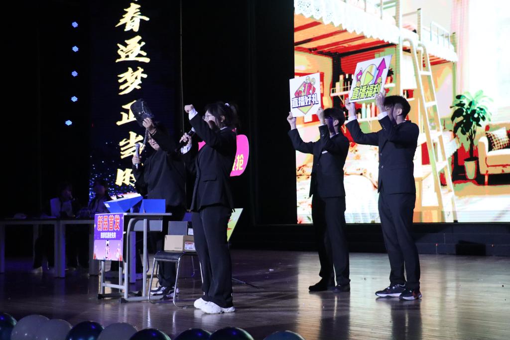 台下掌声与欢呼声此起彼伏