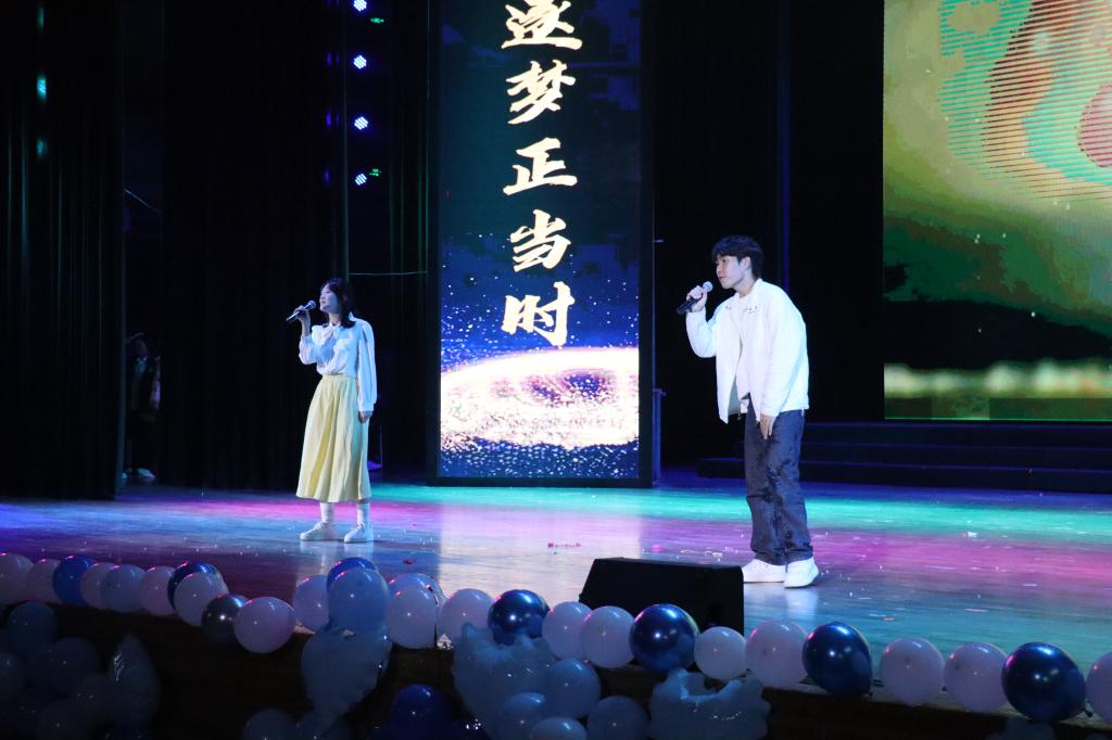 歌曲《你可以慢点走》《失眠飞行》以轻