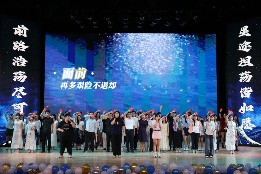 掌声与欢呼交织成海