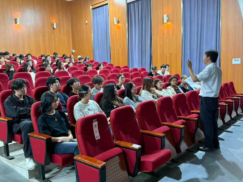 为淬炼艺术学子崇德向善品格修养