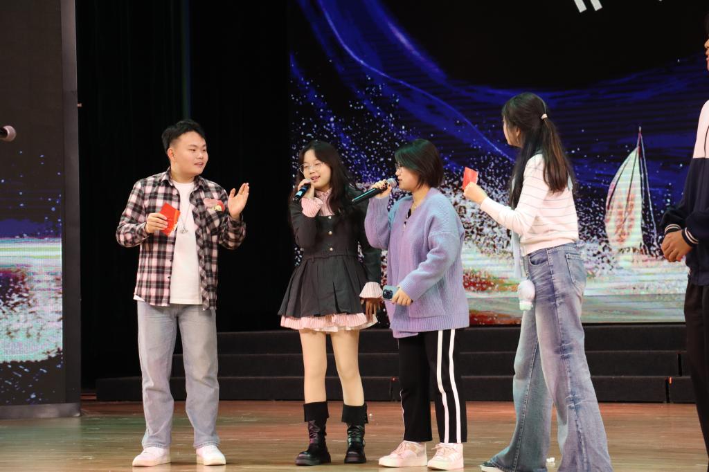 舞台灯光骤亮